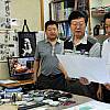 赵新叶（右）、何惠华（左）在张正忠画室观看《中国田园山水画史》校样