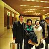 邵大箴（右一）、奚静之（右二）、张旭（右三）与张正忠在北京饭店合影