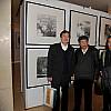 在“海门田园山水画展”展厅，薛永年（中）、刘龙庭（右）与张正忠合影